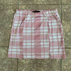 Pink and white placards short skirt